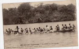 Afrique Noire  Guinée  En Rivière Un Jour De Fête.  Expédiée De Guinée   Fouta Djalla  (voir Scan) - Guinea