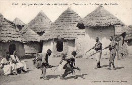 Afrique Noire  Guinée    Tam-Tam  La Danse Des Fusils   (voir Scan) - Guinée