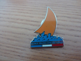 Pin´s "ECOLE FRANCAISE DE VOILE" (orange - Signé DECAT) - Voile