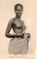 Afrique Noire     Sénégal    Gorée ..  Jeune Fille Seins Nus  (Voir Scan  ) - Senegal