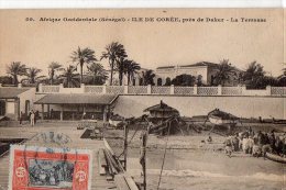 Afrique Noire     Sénégal    Gorée  La Terrasse - C'est Aussi Un Chantier De Réparation Des Côtres  (  Voir Scan  ) - Senegal