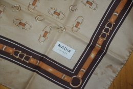 FOULARD CHEVAUX BOUCLES MORS Et FERS Marque NADIA FIRENZE  / 75 X 76 Cms - Hoofddoeken En Sjaals