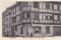 MOLSHEIM.  _  Maison Bourgeoise Du XVI° Siecle. Animée. Au Rez-de-chaussée Femme Avec Coiffe Sous Rideau Ouvragé. - Molsheim