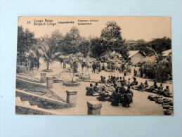 Carte Postale Ancienne : LEOPOLDVILLE : Chameaux Porteurs - Kinshasa - Léopoldville