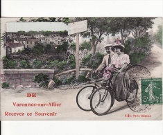 Carte Postale Fantaisie VARENNES-SUR-ALLIER (Allier) Recevez Ce Souvenir-Femme-Homme En Bicyclette-VELO-Colorisée - - Autres & Non Classés