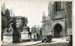 CPA 57 METZ UN COIN DE LA PLACE D ARMES MONUMENT FABERT ET PORTAIL NOTRE DAME - Metz