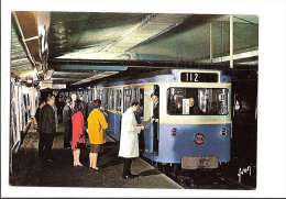 Paris - Le Métro, Ram Sur Pneumatiques En Station. - U-Bahnen