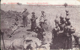 N N 895 / C P A  -C P A     AFRIQUE-  ETHIOPIE  DANS LES CONTREES GALLA  FEMMES DE LA TRIBU DES ALA REVENANT DE LA FONTA - Etiopía