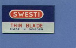 Une Lame De Rasoir  SWESTI  THIN BLADE Made In Sweden  (L31) - Lames De Rasoir