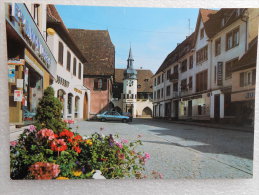 CP 67 BENFELD  La Rue Du Général De Gaulle - L'hôtel De Ville Boutique Quincaillerie  Simon LOEB  - Voiture - Benfeld