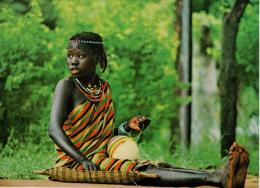 ETHIOPIE : Young Girl Decorating Ostrich Egg With Beadwork - Etiopía