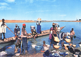 AFRIQUE EN COULEURS - SCENE DE VIE AU BORD DU FLEUVE - LAVAGE DU LINGE - PIROGUE - ETHNIQUES & CULTURES - Unclassified