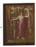 CHROMO EROTIQUE FEMMES ARTISTE PIN UP Cigarettes MELIA : " BRENN " Seins Nus - Melia