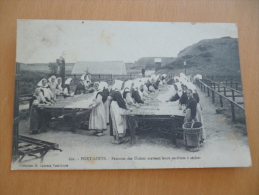 CPA Port Louis.Femmes Des Usines Mettant Leurs Sardines à Sécher. - Port Louis