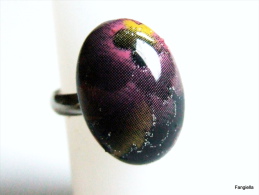 Bague Mauve Noir Jaune En Résine Sur Anneau Réglable Argenté  Le Cabochon Mesure Environ 18x12x7mm. - Ring