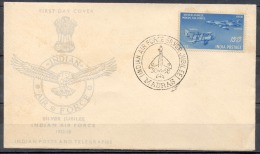Cachet MADRAS   INDIAN AIR FORCE  SILVER JUBILEE  1933-1958  FDC AIRPLANE  Le 30 4 1958 - Lettres & Documents