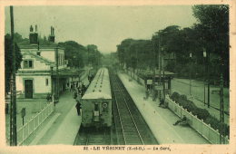 LE VESINET (78) Intérieur De La Gare Train Beau Plan - Le Vésinet