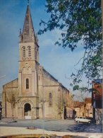 32 - NOGARO - L'Eglise (La Place - Voiture Renault R6 ) - Nogaro