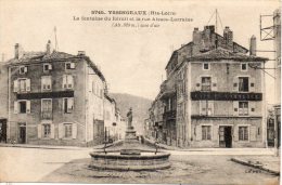 43. Yssingeaux. La Fontaine Du Foirail Et La Rue Alsace Lorraine - Yssingeaux