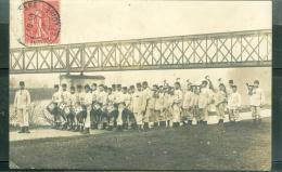 Cpa Photo ( Signée Charroin Et Bodron à Tours ) Fanfare Du Régiment Défilant Sous Le Pont De Chemin De Fer - Abb72 - Kasernen