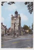 SAINT RIQUIER EN 1967 - LE BEFFROI AVEC RENAULT 4L - LEGERS PLIS D' ANGLE EN BAS - Saint Riquier