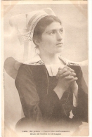 FOLKLORE . COSTUMES BRETONS " En Prière" JEUNE FILLE DE FOUESNANT(Etude De Coiffes De Bretagne) Dos écrit En Breton - Costumes