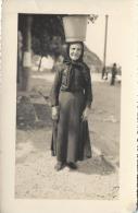 Tirage D´origine/Vieille Femme Mediterranéenne Portant Son Seau Sur Le Tête /Vers 1935-40        PH74 - Beroemde Personen