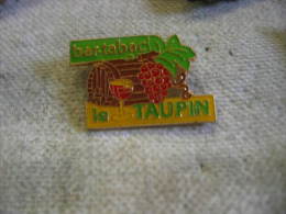 Pin´s Du Bar-Tabac "Le Taupin". Tonneau à Vin, Grappe De Raisin - Ohne Zuordnung