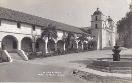 CP Amérique USA Californie SANTA BARBARA Calif  The Old Mission , Fontaine  ( Immeuble Habitation église ) - Santa Barbara
