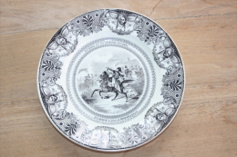 ASSIETTE GIEN Souvenirs De Nos Anciennes Victoires , Gal LASALLE Bataille De WAGRAM ( Autriche ) 1809 - Gien (FRA)