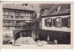 SELESTAT-SCHLETTSTADT (Bas-Rhin) Cour Maison Alsacienne  - VOIR 2 SCANS - - Selestat