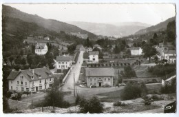 CPA    88     TRAVEXIN CORNIMONT   1965       LA PLACE DE TRAVEXIN     A GAUCHE LE CAFE  EPICERIE - Cornimont