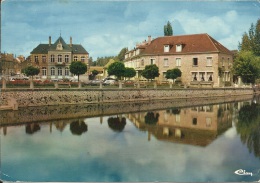 61 . PONT ECREPIN . LA PLACE CENTRALE . L HOTEL DE VILLE . BORDS DE L ORNE - Pont Ecrepin