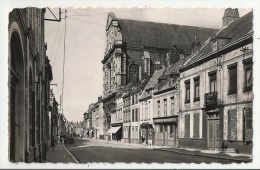 62 - AIRE-SUR-LA-LYS - RUE DE SAINT-OMER -- COMMERCES - PHARMACIE BRASSART - CPSM DENTELÉE - Aire Sur La Lys