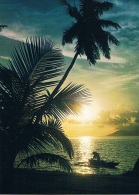 TAHITI - Island Sunset - Coucher De Soleil, La Plage, Cocotiers Et Pêcheur Dans Sa Pirogue à Balancier - 1982, 2 Scans - French Polynesia