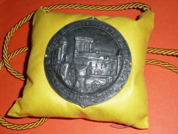 Rare Médaille En étain Sur Coussin En Tissu, Confrérie Gastronomique Du Val De Claise, Le Coussin D'Amour - Firma's