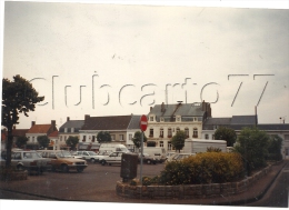 Audruicq (62): Photo Projet CP GF Le Magasin De Photographie Vue Du Parking De La  Place Centrale En 1990 (animé) RARE. - Audruicq