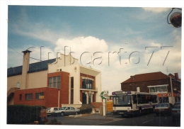 Jeumont (59): Photo Projet CP GF GP De L'arrêt De Bus Du Nouveau Centre Culturel + Magasin Peugeot 1990 (animé) RARE. - Jeumont