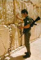 Réf : TO-13-1678 :  Soldat Près Du Mur Des Lamentations - Palestine