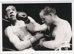 CPM - BOXE - Randolf Turpin, Face Distorted Following Severe Punishment Stops A Right Jab To The Jaw From Bobo Olsen - Boksen