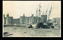 GB CARNARVON / Low Tide, Carnarvon Castle / - Caernarvonshire