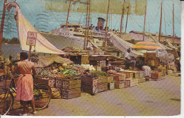 D19 - ETATS UNIS - NASSAU IN THE BAHAMAS - Water Front Market Showing Cruise Ship At Anchor In The Background - Bahamas