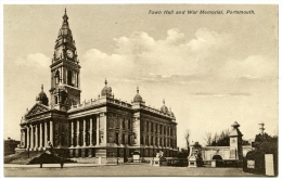 PORTSMOUTH : THE TOWNHALL AND WAR MEMORIAL - Portsmouth
