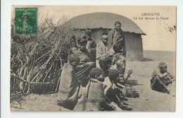 LESOTHO - LESSOUTO -  FAMILLE REUNIE DEVANT LA HUTTE - Lesotho