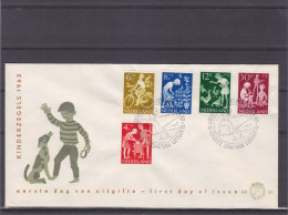 Pays Bas - Lettre FDC De 1962 - Pour Les Enfants - Musique Cyclisme - Poules -  - Valeur 30 Euros En .....2003 - Lettres & Documents