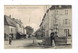 LES  ABRETS  -  La  Fontaine Et Rue  Gambetta - Les Abrets