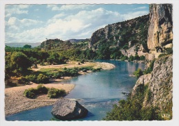 (RECTO / VERSO) LES GORGES DE L' ARDECHE EN 1966 AUX ENVIRONS DE VALLON PONT D' ARC - N° 1693 - BELLE FLAMME - Vallon Pont D'Arc