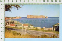 Percé Quebec ( Rocher Vue De La Route à L'entré S.O. Du Village ) Post Card Carte Postale 2 Scans - Percé