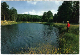 Carte Postale 44. La Tronquière  Capitale Du Ségala  Pêcheur  Sur L'Etang Du Roc De La France Trés Beau Plan - Latronquiere