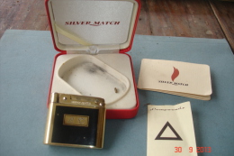 Briquet Sylver Match  Essence Dans Son écrin .Etat De Marche .Acier Et Laque Noire  .Monogramme L.T En Anglaises - Andere & Zonder Classificatie